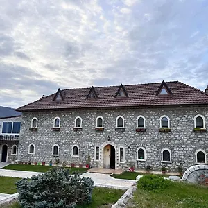 Bujtina Gjana , Fshat Albanië